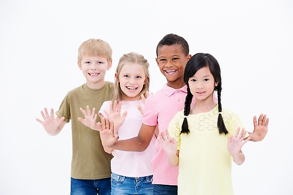 포토 JPG 스튜디오촬영 서양인 여자 남자 어린이라이프 어린이 흑인 실내 웃음 동양인 여러명 상반신 앞모습 친구 글로벌 손인사 국내포토 외국인 라이프스타일 뷰포인트 다수 관계 표정 사람 인종 내부 인사 파일형식