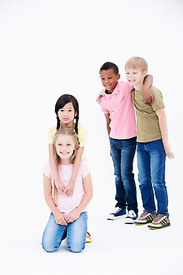 포토 JPG 스튜디오촬영 전신 서양인 여자 남자 어린이라이프 어린이 흑인 어깨동무 실내 서기 웃음 앉기 동양인 여러명 앞모습 옆모습 친구 글로벌 국내포토 외국인 라이프스타일 뷰포인트 포즈 다수 관계 모션 표정 사람 인종 내부 파일형식