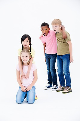 포토 JPG 스튜디오촬영 전신 서양인 여자 남자 어린이라이프 어린이 흑인 어깨동무 실내 서기 웃음 앉기 동양인 여러명 앞모습 옆모습 친구 글로벌 국내포토 외국인 라이프스타일 뷰포인트 포즈 다수 관계 모션 표정 사람 인종 내부 파일형식