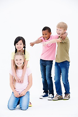 포토 JPG 스튜디오촬영 전신 서양인 여자 남자 어린이라이프 어린이 흑인 어깨동무 실내 서기 웃음 앉기 동양인 여러명 앞모습 옆모습 친구 글로벌 가리킴 국내포토 외국인 라이프스타일 뷰포인트 포즈 다수 관계 모션 표정 사람 인종 손짓 내부 파일형식