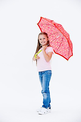 포토 JPG 스튜디오촬영 전신 서양인 여자 어린이라이프 어린이 우산 실내 한명 서기 들기 앞모습 국내포토 외국인 1 라이프스타일 뷰포인트 모션 사람 내부 파일형식