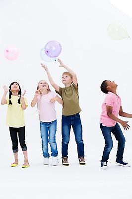 포토 JPG 스튜디오촬영 전신 서양인 여자 남자 어린이라이프 어린이 흑인 실내 서기 웃음 동양인 여러명 앞모습 친구 글로벌 파티 풍선 국내포토 외국인 라이프스타일 뷰포인트 다수 관계 모션 표정 사람 인종 이벤트 내부 파일형식