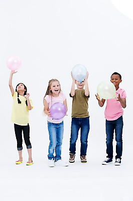 포토 JPG 스튜디오촬영 전신 서양인 여자 남자 어린이라이프 어린이 흑인 실내 서기 웃음 동양인 여러명 앞모습 친구 글로벌 파티 풍선 국내포토 외국인 라이프스타일 뷰포인트 다수 관계 모션 표정 사람 인종 이벤트 내부 파일형식