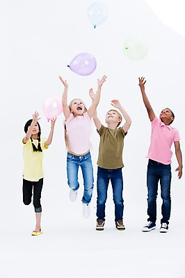 포토 JPG 스튜디오촬영 전신 서양인 여자 남자 어린이라이프 어린이 흑인 실내 서기 웃음 동양인 여러명 앞모습 친구 글로벌 파티 점프 풍선 국내포토 외국인 라이프스타일 뷰포인트 다수 관계 모션 표정 사람 인종 이벤트 내부 파일형식