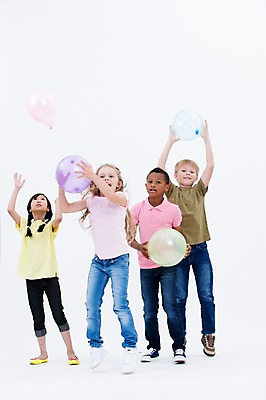 포토 JPG 스튜디오촬영 전신 서양인 여자 남자 어린이라이프 어린이 흑인 실내 서기 동양인 여러명 앞모습 친구 글로벌 파티 점프 풍선 국내포토 외국인 라이프스타일 뷰포인트 다수 관계 모션 사람 인종 이벤트 내부 파일형식