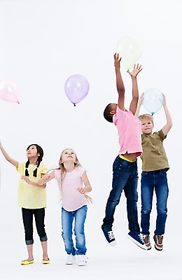 포토 JPG 스튜디오촬영 전신 서양인 여자 남자 어린이라이프 어린이 흑인 실내 서기 동양인 여러명 앞모습 친구 글로벌 파티 점프 풍선 국내포토 외국인 라이프스타일 뷰포인트 다수 관계 모션 사람 인종 이벤트 내부 파일형식