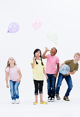 포토 JPG 스튜디오촬영 전신 서양인 여자 남자 어린이라이프 어린이 흑인 실내 서기 동양인 여러명 앞모습 친구 글로벌 파티 풍선 국내포토 외국인 라이프스타일 뷰포인트 다수 관계 모션 사람 인종 이벤트 내부 파일형식
