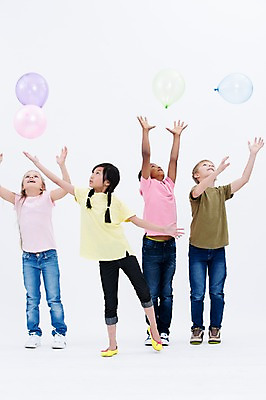 포토 JPG 스튜디오촬영 전신 서양인 여자 남자 어린이라이프 어린이 흑인 실내 서기 동양인 여러명 앞모습 친구 글로벌 파티 풍선 국내포토 외국인 라이프스타일 뷰포인트 다수 관계 모션 사람 인종 이벤트 내부 파일형식