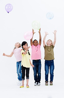 포토 JPG 스튜디오촬영 전신 서양인 여자 남자 어린이라이프 어린이 흑인 실내 서기 동양인 여러명 앞모습 친구 글로벌 파티 풍선 국내포토 외국인 라이프스타일 뷰포인트 다수 관계 모션 사람 인종 이벤트 내부 파일형식