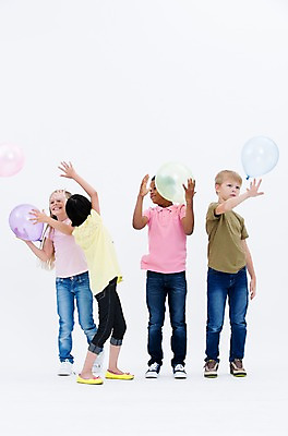 포토 JPG 스튜디오촬영 전신 서양인 여자 남자 어린이라이프 어린이 흑인 실내 서기 웃음 동양인 여러명 앞모습 친구 글로벌 파티 풍선 국내포토 외국인 라이프스타일 뷰포인트 다수 관계 모션 표정 사람 인종 이벤트 내부 파일형식