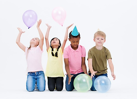 포토 JPG 스튜디오촬영 전신 서양인 여자 남자 어린이라이프 어린이 흑인 실내 앉기 동양인 여러명 앞모습 친구 글로벌 파티 고깔모자 풍선 국내포토 외국인 모자_잡화 라이프스타일 뷰포인트 다수 관계 모션 사람 인종 이벤트 내부 파일형식