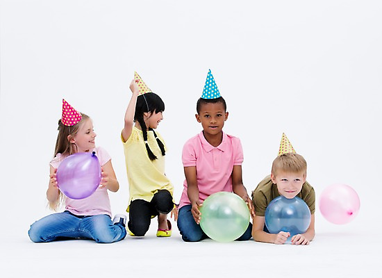 포토 JPG 스튜디오촬영 전신 서양인 여자 남자 어린이라이프 어린이 흑인 실내 웃음 앉기 동양인 여러명 앞모습 친구 글로벌 파티 고깔모자 풍선 국내포토 외국인 모자_잡화 라이프스타일 뷰포인트 다수 관계 모션 표정 사람 인종 이벤트 내부 파일형식