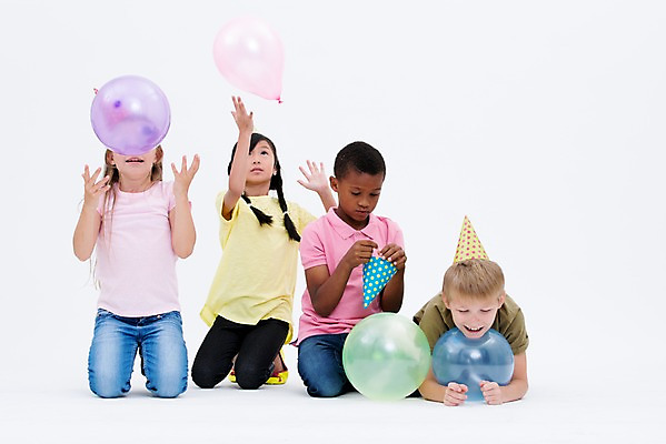 포토 JPG 스튜디오촬영 전신 서양인 여자 남자 어린이라이프 어린이 흑인 실내 앉기 동양인 여러명 앞모습 친구 글로벌 파티 고깔모자 풍선 국내포토 외국인 모자_잡화 라이프스타일 뷰포인트 다수 관계 모션 사람 인종 이벤트 내부 파일형식