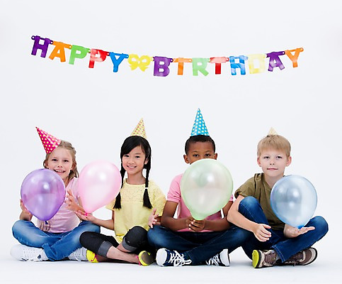 포토 JPG 스튜디오촬영 전신 서양인 여자 남자 어린이라이프 어린이 흑인 실내 웃음 앉기 동양인 여러명 앞모습 친구 글로벌 파티 고깔모자 생일파티 풍선 가랜드 국내포토 외국인 모자_잡화 라이프스타일 뷰포인트 다수 관계 모션 표정 사람 인종 이벤트 내부 생일 파티용품 파일형식