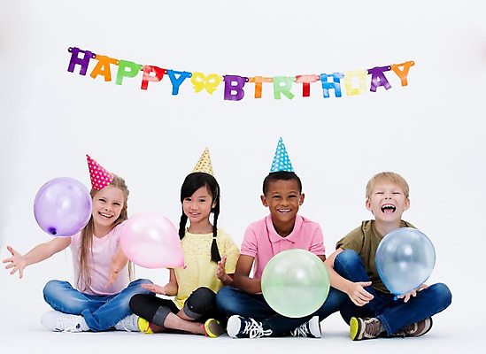 포토 JPG 스튜디오촬영 전신 서양인 여자 남자 어린이라이프 어린이 흑인 실내 웃음 앉기 동양인 여러명 앞모습 친구 글로벌 파티 고깔모자 생일파티 풍선 가랜드 국내포토 외국인 모자_잡화 라이프스타일 뷰포인트 다수 관계 모션 표정 사람 인종 이벤트 내부 생일 파티용품 파일형식