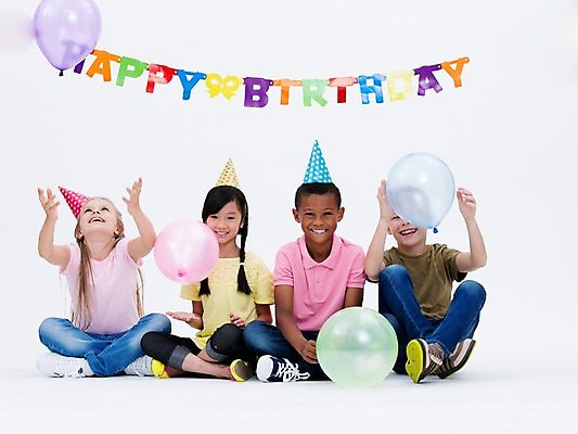 포토 JPG 스튜디오촬영 전신 서양인 여자 남자 어린이라이프 어린이 흑인 실내 웃음 앉기 동양인 여러명 앞모습 친구 글로벌 파티 고깔모자 생일파티 풍선 가랜드 국내포토 외국인 모자_잡화 라이프스타일 뷰포인트 다수 관계 모션 표정 사람 인종 이벤트 내부 생일 파티용품 파일형식