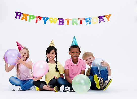 포토 JPG 스튜디오촬영 전신 서양인 여자 남자 어린이라이프 어린이 흑인 실내 웃음 앉기 동양인 여러명 앞모습 친구 글로벌 파티 고깔모자 생일파티 풍선 가랜드 국내포토 외국인 모자_잡화 라이프스타일 뷰포인트 다수 관계 모션 표정 사람 인종 이벤트 내부 생일 파티용품 파일형식