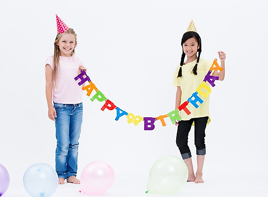 포토 JPG 스튜디오촬영 전신 서양인 여자 어린이라이프 어린이 실내 서기 웃음 동양인 두명 앞모습 친구 파티 고깔모자 생일파티 풍선 가랜드 국내포토 외국인 모자_잡화 라이프스타일 뷰포인트 관계 모션 표정 사람 인종 이벤트 내부 생일 파티용품 파일형식