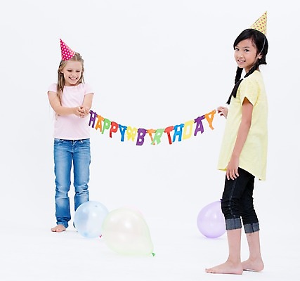 포토 JPG 스튜디오촬영 전신 서양인 여자 어린이라이프 어린이 실내 서기 웃음 동양인 두명 앞모습 옆모습 친구 파티 고깔모자 생일파티 풍선 가랜드 국내포토 외국인 모자_잡화 라이프스타일 뷰포인트 관계 모션 표정 사람 인종 이벤트 내부 생일 파티용품 파일형식