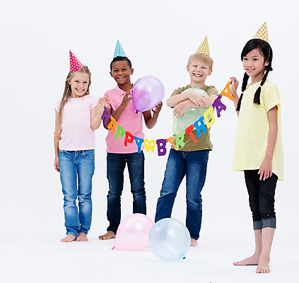 포토 JPG 스튜디오촬영 전신 서양인 여자 남자 어린이라이프 어린이 흑인 실내 서기 웃음 들기 동양인 여러명 앞모습 친구 글로벌 파티 고깔모자 생일파티 풍선 가랜드 국내포토 외국인 모자_잡화 라이프스타일 뷰포인트 다수 관계 모션 표정 사람 인종 이벤트 내부 생일 파티용품 파일형식