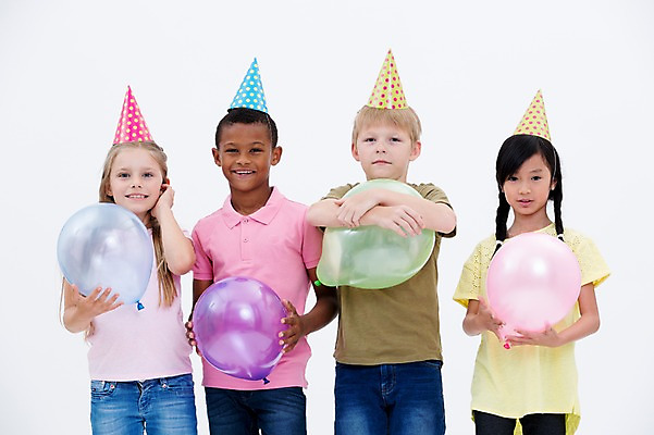 포토 JPG 스튜디오촬영 서양인 여자 남자 어린이라이프 어린이 흑인 실내 웃음 들기 동양인 여러명 상반신 앞모습 친구 글로벌 파티 고깔모자 풍선 국내포토 외국인 모자_잡화 라이프스타일 뷰포인트 다수 관계 모션 표정 사람 인종 이벤트 내부 파일형식