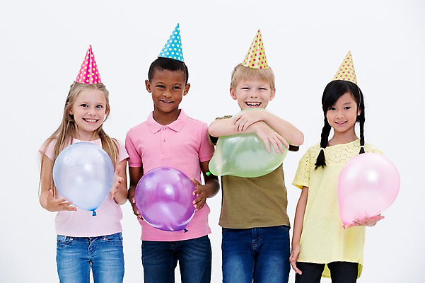 포토 JPG 스튜디오촬영 서양인 여자 남자 어린이라이프 어린이 흑인 실내 웃음 들기 동양인 여러명 상반신 앞모습 친구 글로벌 파티 고깔모자 풍선 국내포토 외국인 모자_잡화 라이프스타일 뷰포인트 다수 관계 모션 표정 사람 인종 이벤트 내부 파일형식