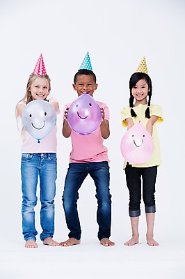 포토 JPG 스튜디오촬영 전신 서양인 여자 남자 어린이라이프 어린이 흑인 실내 서기 미소 웃음 들기 동양인 앞모습 세명 친구 파티 고깔모자 풍선 국내포토 외국인 모자_잡화 라이프스타일 뷰포인트 관계 모션 표정 사람 인종 이벤트 내부 파일형식