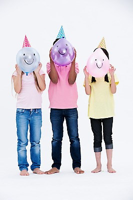 포토 JPG 스튜디오촬영 전신 서양인 여자 남자 어린이라이프 어린이 흑인 실내 서기 미소 들기 동양인 앞모습 세명 친구 파티 고깔모자 풍선 국내포토 외국인 모자_잡화 라이프스타일 뷰포인트 관계 모션 표정 사람 인종 이벤트 내부 파일형식