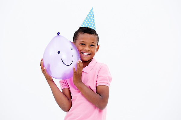 포토 JPG 스튜디오촬영 서양인 남자 어린이라이프 어린이 흑인 실내 한명 미소 웃음 들기 상반신 앞모습 파티 고깔모자 풍선 국내포토 외국인 모자_잡화 1 라이프스타일 뷰포인트 모션 표정 사람 이벤트 내부 파일형식