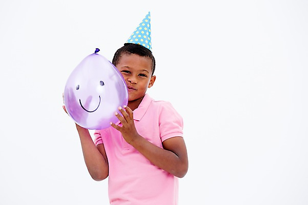 포토 JPG 스튜디오촬영 서양인 남자 어린이라이프 어린이 흑인 실내 한명 미소 웃음 들기 상반신 앞모습 파티 고깔모자 풍선 국내포토 외국인 모자_잡화 1 라이프스타일 뷰포인트 모션 표정 사람 이벤트 내부 파일형식