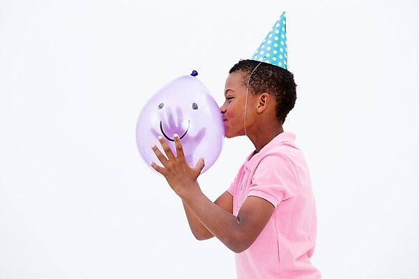 포토 JPG 스튜디오촬영 서양인 남자 어린이라이프 어린이 흑인 키스 실내 한명 미소 들기 상반신 옆모습 파티 고깔모자 풍선 국내포토 외국인 모자_잡화 1 라이프스타일 뷰포인트 모션 표정 사람 이벤트 내부 애정표현 파일형식