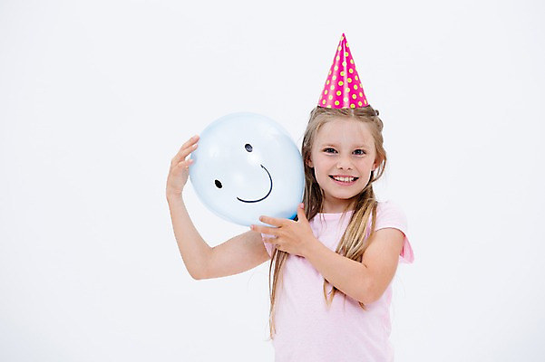 포토 JPG 스튜디오촬영 서양인 여자 어린이라이프 어린이 실내 한명 미소 웃음 들기 상반신 앞모습 파티 고깔모자 풍선 국내포토 외국인 모자_잡화 1 라이프스타일 뷰포인트 모션 표정 사람 이벤트 내부 파일형식