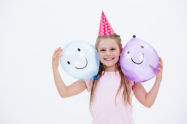 포토 JPG 스튜디오촬영 서양인 여자 어린이라이프 어린이 실내 한명 미소 웃음 들기 상반신 앞모습 파티 고깔모자 풍선 국내포토 외국인 모자_잡화 1 라이프스타일 뷰포인트 모션 표정 사람 이벤트 내부 파일형식