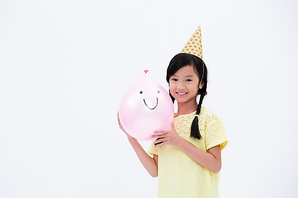 포토 JPG 스튜디오촬영 외국인 여자 어린이라이프 어린이 실내 한명 미소 웃음 들기 동양인 상반신 앞모습 파티 고깔모자 풍선 국내포토 모자_잡화 1 라이프스타일 뷰포인트 모션 표정 사람 인종 이벤트 내부 파일형식