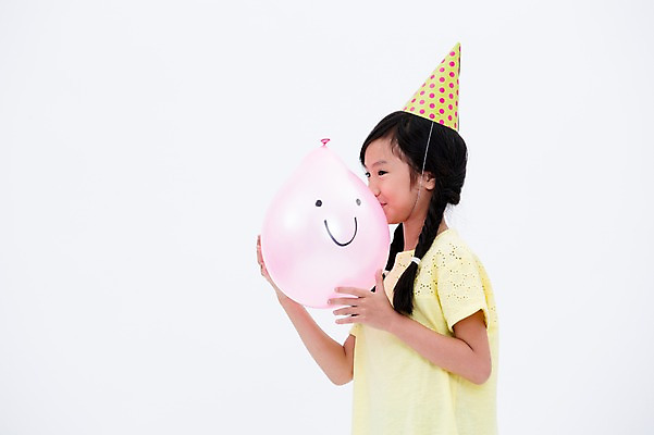 포토 JPG 스튜디오촬영 외국인 여자 어린이라이프 어린이 키스 실내 한명 미소 들기 동양인 상반신 옆모습 파티 고깔모자 풍선 국내포토 모자_잡화 1 라이프스타일 뷰포인트 모션 표정 사람 인종 이벤트 내부 애정표현 파일형식