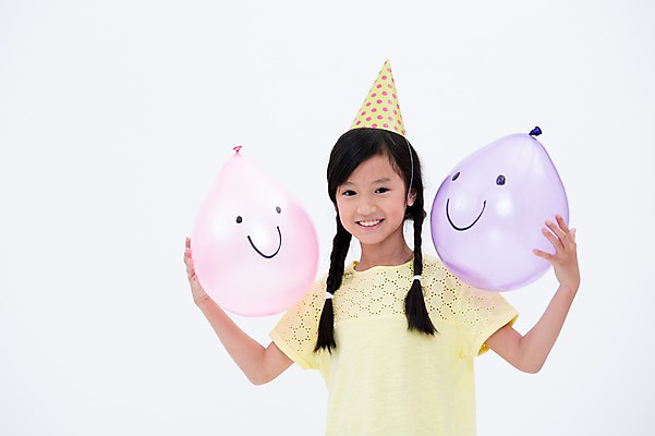 포토 JPG 스튜디오촬영 외국인 여자 어린이라이프 어린이 실내 한명 미소 웃음 들기 동양인 상반신 앞모습 파티 고깔모자 풍선 국내포토 모자_잡화 1 라이프스타일 뷰포인트 모션 표정 사람 인종 이벤트 내부 파일형식