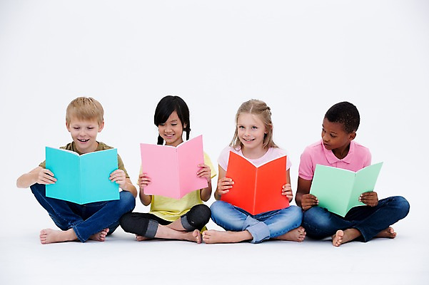 포토 JPG 스튜디오촬영 전신 서양인 여자 교육 남자 어린이라이프 어린이 흑인 실내 웃음 들기 앉기 동양인 여러명 앞모습 책 친구 글로벌 국내포토 외국인 라이프스타일 뷰포인트 다수 관계 모션 표정 사람 인종 내부 파일형식