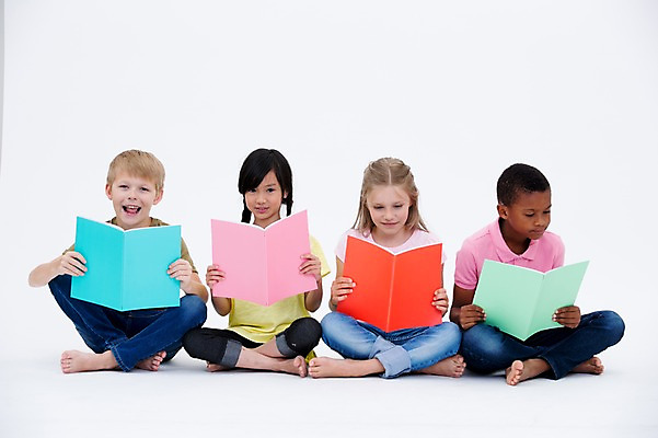 포토 JPG 스튜디오촬영 전신 서양인 여자 교육 남자 어린이라이프 어린이 흑인 실내 들기 앉기 동양인 여러명 앞모습 책 친구 글로벌 국내포토 외국인 라이프스타일 뷰포인트 다수 관계 모션 사람 인종 내부 파일형식