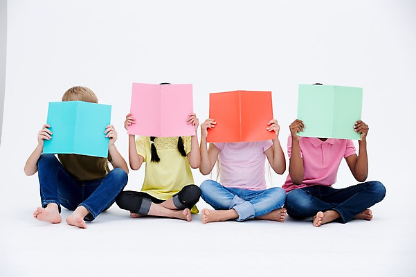 포토 JPG 스튜디오촬영 전신 서양인 여자 교육 남자 어린이라이프 어린이 흑인 실내 들기 앉기 동양인 여러명 앞모습 책 친구 글로벌 얼굴가리기 국내포토 외국인 라이프스타일 뷰포인트 다수 관계 모션 사람 인종 내부 가림 파일형식