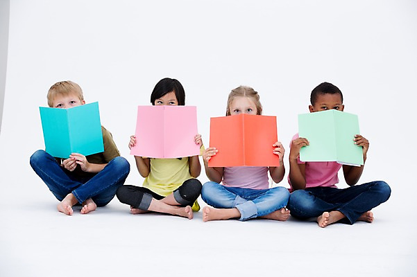 포토 JPG 스튜디오촬영 전신 서양인 여자 교육 남자 어린이라이프 어린이 흑인 실내 들기 앉기 동양인 여러명 앞모습 책 친구 글로벌 얼굴가리기 국내포토 외국인 라이프스타일 뷰포인트 다수 관계 모션 사람 인종 내부 가림 파일형식