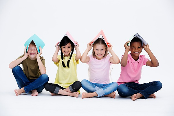 포토 JPG 스튜디오촬영 전신 서양인 여자 교육 남자 어린이라이프 어린이 흑인 실내 웃음 들기 앉기 동양인 여러명 앞모습 책 친구 글로벌 머리위 국내포토 외국인 라이프스타일 뷰포인트 다수 관계 모션 표정 사람 인종 내부 파일형식