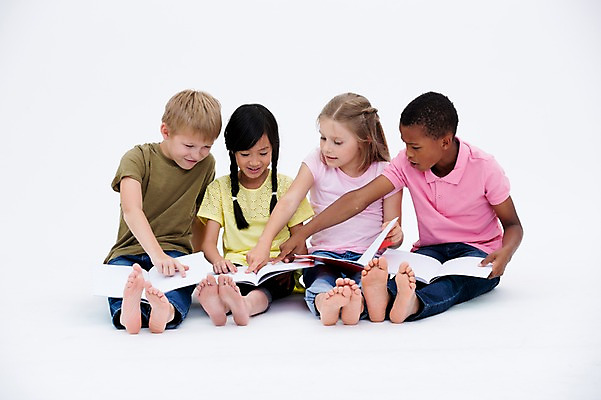 포토 JPG 스튜디오촬영 전신 서양인 여자 교육 남자 어린이라이프 어린이 흑인 실내 앉기 동양인 여러명 앞모습 책 친구 글로벌 가리킴 국내포토 외국인 라이프스타일 뷰포인트 다수 관계 모션 사람 인종 손짓 내부 파일형식