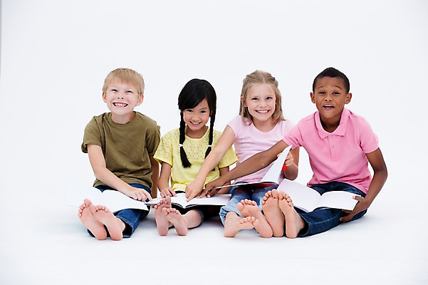 포토 JPG 스튜디오촬영 전신 서양인 여자 교육 남자 어린이라이프 어린이 흑인 실내 웃음 앉기 동양인 여러명 앞모습 책 친구 글로벌 가리킴 국내포토 외국인 라이프스타일 뷰포인트 다수 관계 모션 표정 사람 인종 손짓 내부 파일형식