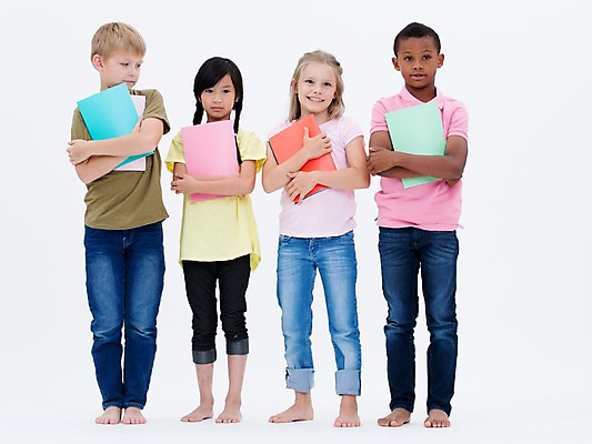 포토 JPG 스튜디오촬영 전신 서양인 여자 교육 남자 어린이라이프 어린이 흑인 실내 서기 웃음 들기 동양인 여러명 앞모습 책 친구 글로벌 국내포토 외국인 라이프스타일 뷰포인트 다수 관계 모션 표정 사람 인종 내부 파일형식