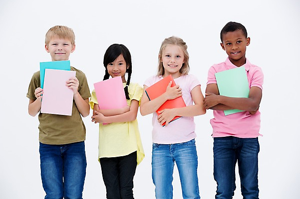 포토 JPG 스튜디오촬영 서양인 여자 교육 남자 어린이라이프 어린이 흑인 실내 서기 웃음 들기 동양인 여러명 앞모습 책 친구 글로벌 국내포토 외국인 라이프스타일 뷰포인트 다수 관계 모션 표정 사람 인종 내부 파일형식