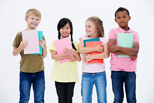 포토 JPG 스튜디오촬영 서양인 여자 교육 남자 어린이라이프 어린이 흑인 실내 서기 웃음 들기 동양인 여러명 앞모습 책 친구 글로벌 국내포토 외국인 라이프스타일 뷰포인트 다수 관계 모션 표정 사람 인종 내부 파일형식