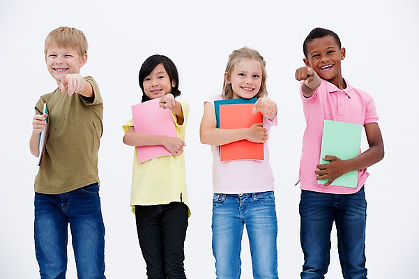 포토 JPG 스튜디오촬영 서양인 여자 교육 남자 어린이라이프 어린이 흑인 실내 서기 웃음 들기 동양인 여러명 앞모습 책 친구 글로벌 가리킴 국내포토 외국인 라이프스타일 뷰포인트 다수 관계 모션 표정 사람 인종 손짓 내부 파일형식