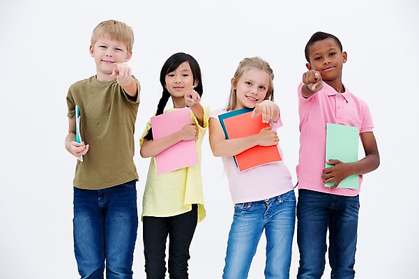 포토 JPG 스튜디오촬영 서양인 여자 교육 남자 어린이라이프 어린이 흑인 실내 서기 웃음 들기 동양인 여러명 앞모습 책 친구 글로벌 가리킴 국내포토 외국인 라이프스타일 뷰포인트 다수 관계 모션 표정 사람 인종 손짓 내부 파일형식