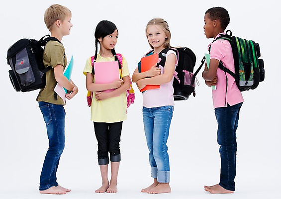 포토 JPG 스튜디오촬영 전신 서양인 여자 교육 남자 어린이라이프 어린이 흑인 책가방 실내 서기 웃음 들기 동양인 여러명 옆모습 책 친구 글로벌 국내포토 외국인 라이프스타일 뷰포인트 다수 가방 관계 모션 표정 사람 인종 내부 파일형식