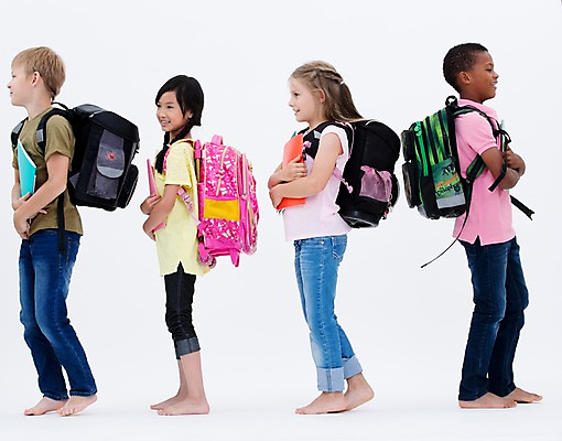 포토 JPG 스튜디오촬영 전신 서양인 여자 교육 남자 어린이라이프 어린이 흑인 책가방 실내 서기 웃음 들기 동양인 여러명 옆모습 책 친구 글로벌 국내포토 외국인 라이프스타일 뷰포인트 다수 가방 관계 모션 표정 사람 인종 내부 파일형식